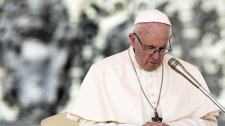 El Papa, durante una audiencia en la plaza de San Pedro. // Efe