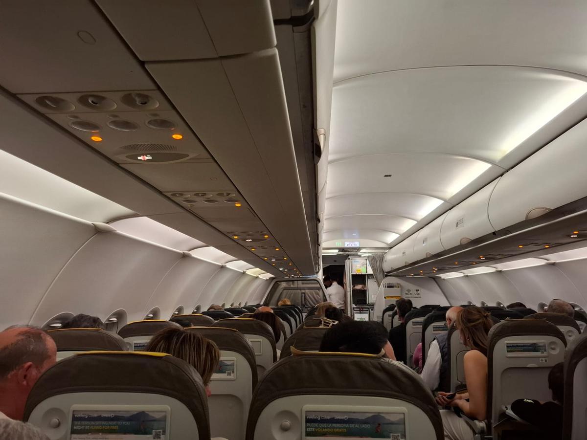 Los pasajeros en París permanecieron sentados en el interior del avión.