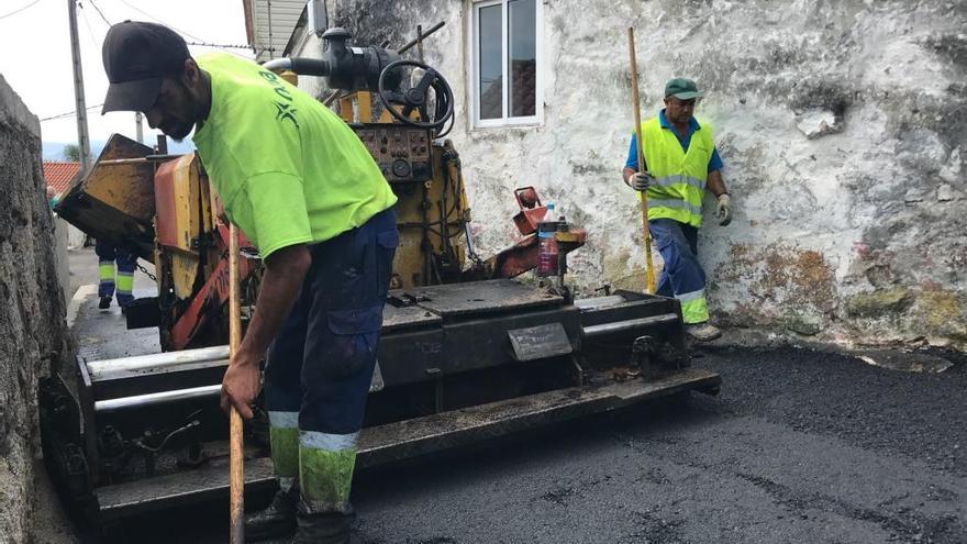 El Concello asfalta el vial de Outeiro de Balea y la Diputación, el tramo final de Vilanova