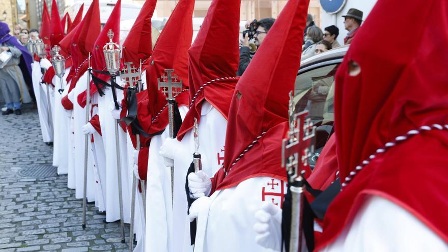 Gijón arropa a la Virgen de la Soledad en la procesión del Sábado Santo