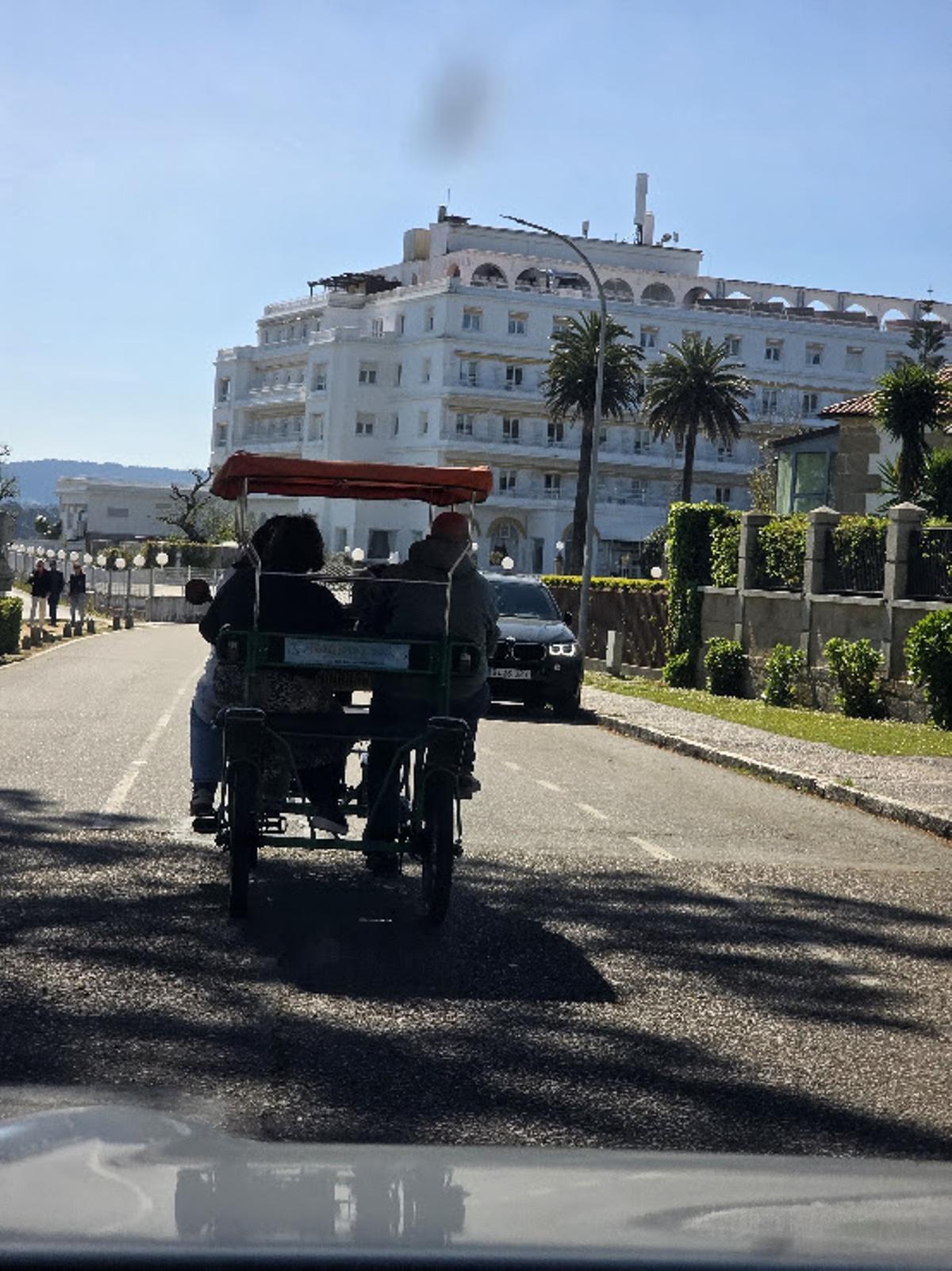 Un cuatriciclo ante el Gran Hotel La Toja.