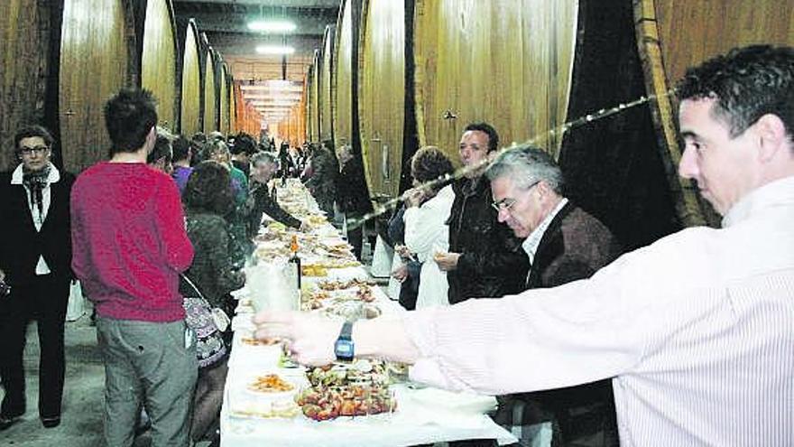 Asistentes a la presentación de las Jornadas del marisco, ayer, en el lagar de Peñón, en Albandi.