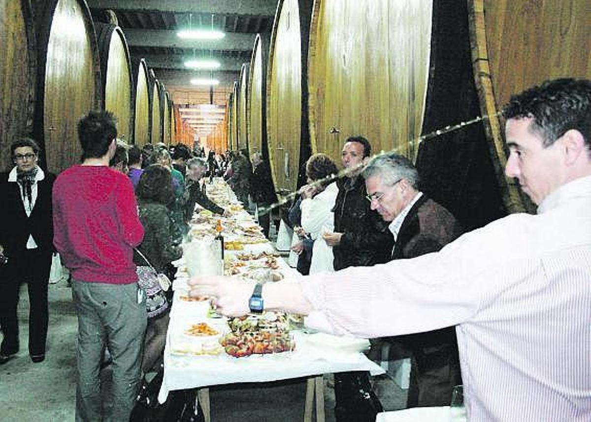 Asistentes a la presentación de las Jornadas del marisco, ayer, en el lagar de Peñón, en Albandi.