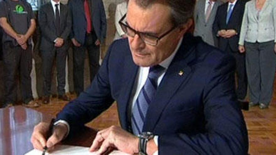 Momento en el que Mas firma la convocatoria de la consulta del 9 de noviembre.