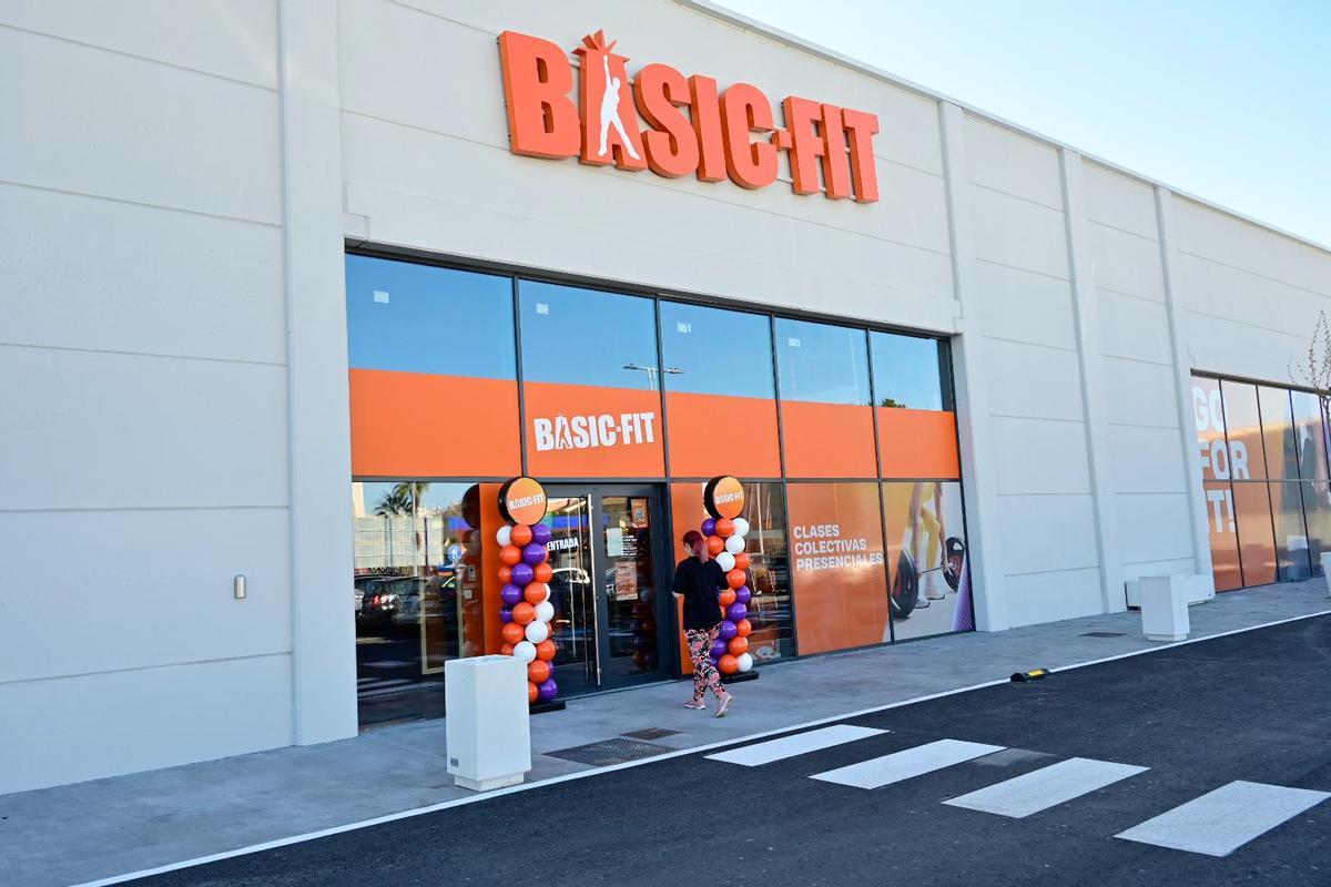 El gimnasio de Basic-Fit ha abierto este lunes sus puertas.