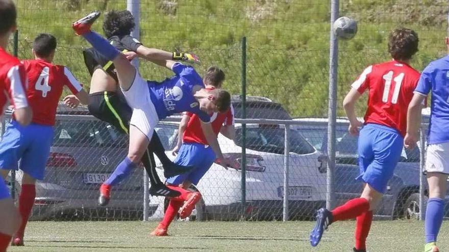 Una acción del Oviedo-Sporting disputado ayer en Tensi.