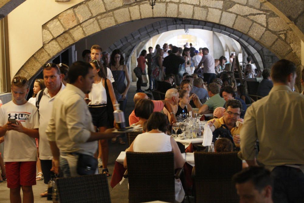 Turistes al Barri Vell de Girona el dia 1 d''agost