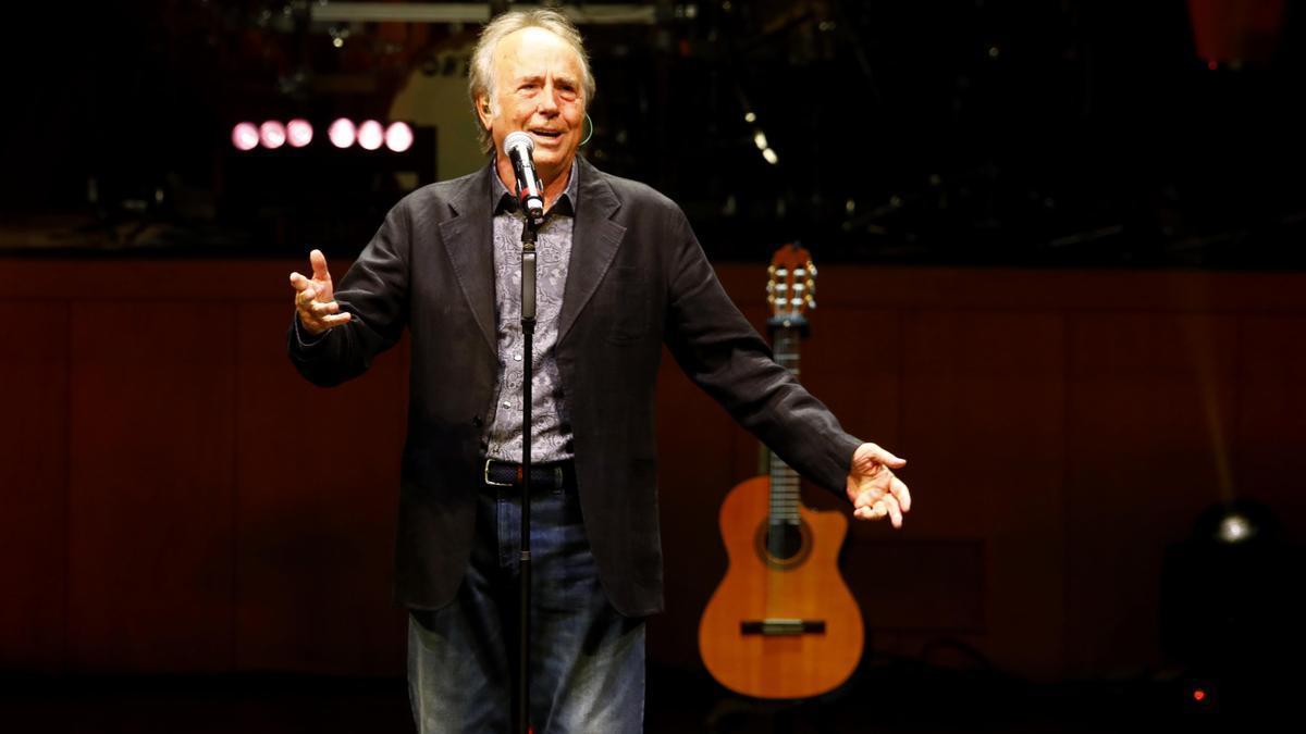 Serrat en el homenaje a Carbonell