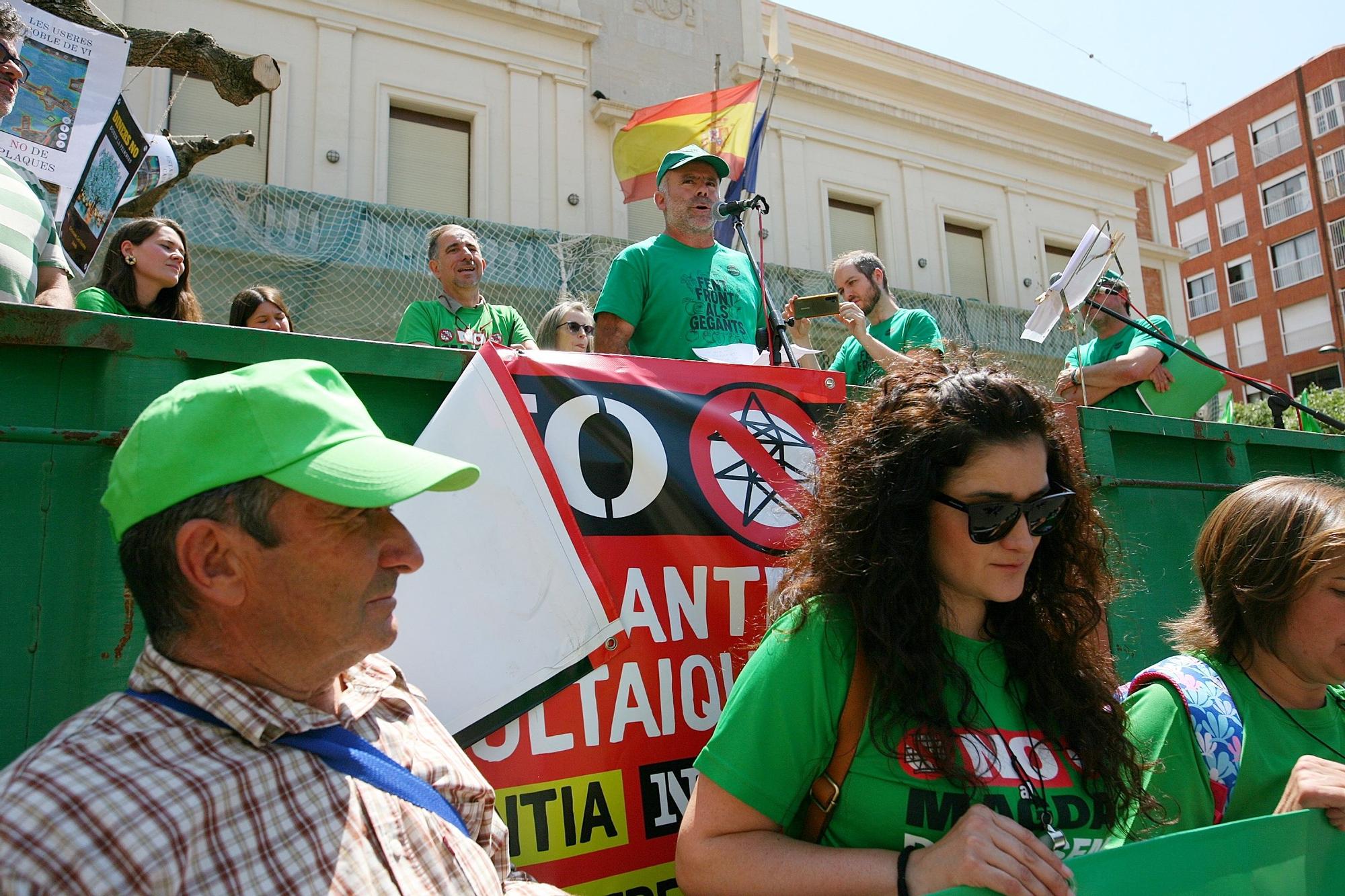 Una marea verde de 52 tractores y 700 personas grita en Castelló no a las macroplantas solares