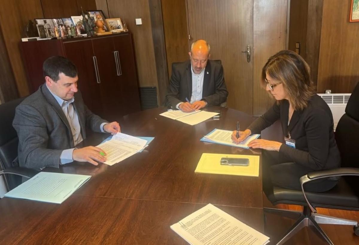 La signatura de l'acord entre el Consell Comarcal i Althaia