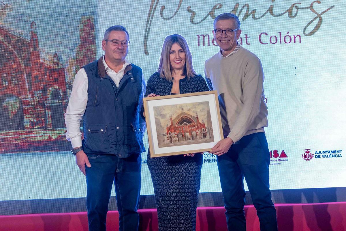 Aurelio Comes y Steve Anderson entregan el premio a Ángela Pérez.