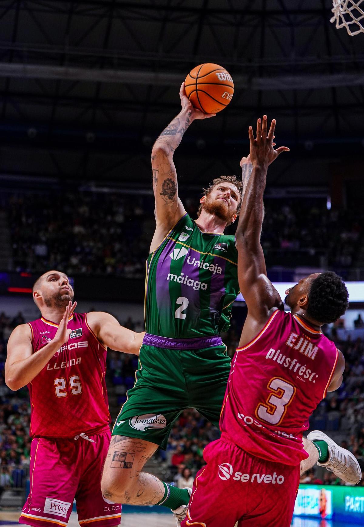 Balcerowski intenta anotar ante la defensa de Ejim.