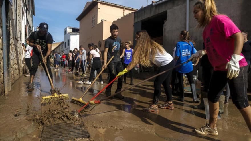 Voluntarios limpiando las calles de Sant Llorenç.