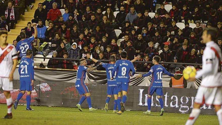 Christian Fernández, al fondo, celebra su gol en Vallecas, el primero del Oviedo.