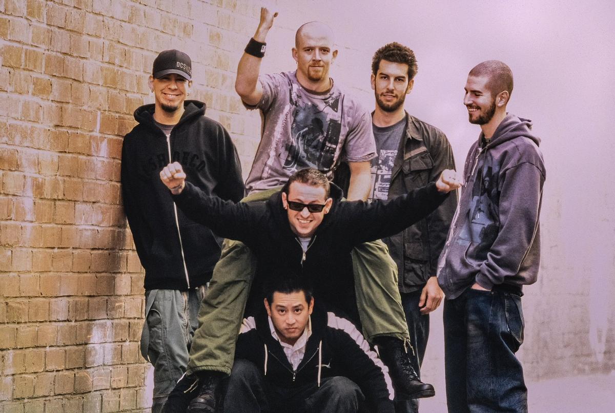 Linkin Park, de izquierda a derecha: Mike Shinoda, Dave Farrell, Rob Bourdon, Brad Delson, Chester Bennington y Joe Hahn