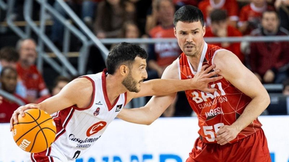 Marco Spissu, defendido por Dani Pérez este sábado.