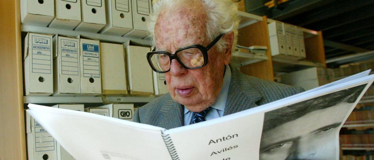 Francisco Fernández del Riego fotografado nas dependencias da Bibioteca Penzol.