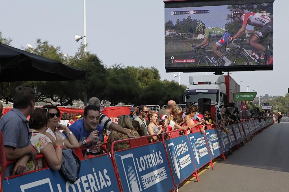 Llegada de la Vuelta a España al Muro de San Lorenzo