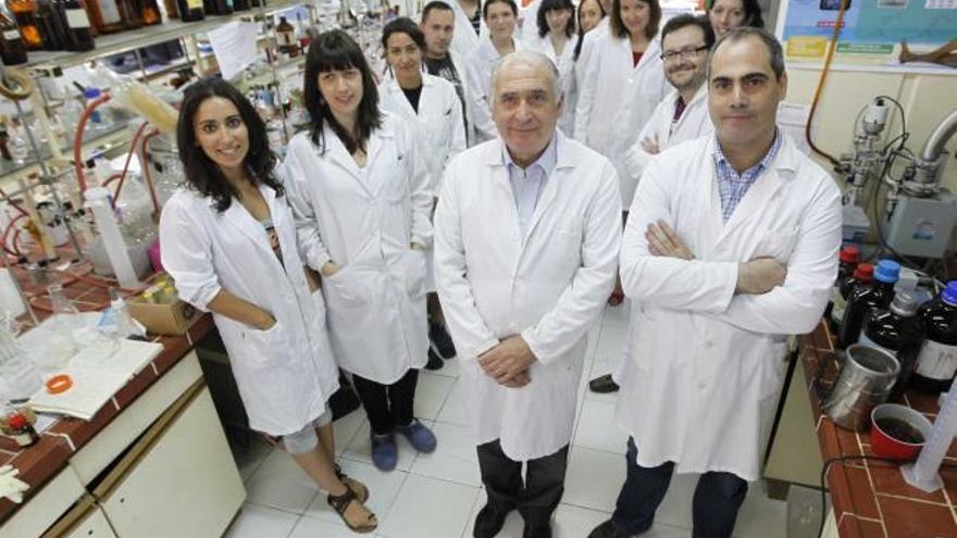 Vicente Gotor, en el centro, junto a su hijo Vicente, a la derecha, y otros miembros de su grupo, en el laboratorio 349 de la Facultad de Química.