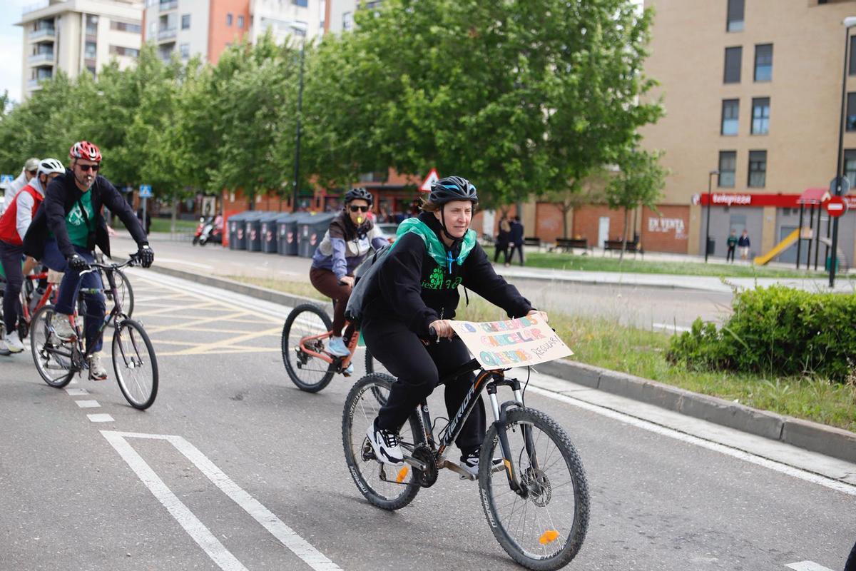 Bicicletada desde el IES Ítaca para reclamar seguridad jurídica para los profesores en las salidas extraescolares.