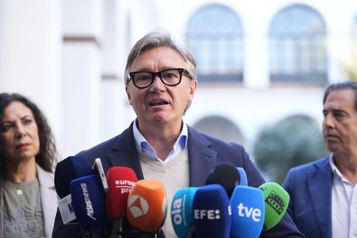 El portavoz del grupo parlamentario VOX, Manuel Gavira, durante la ruedas de prensa en el Parlamento de Andalucía,.