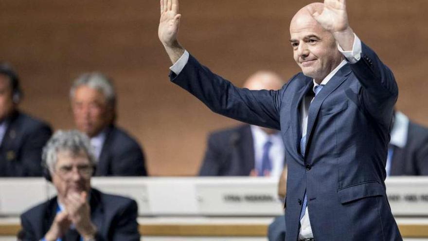 Gianni Infantino celebra su elección como presidente de la FIFA.