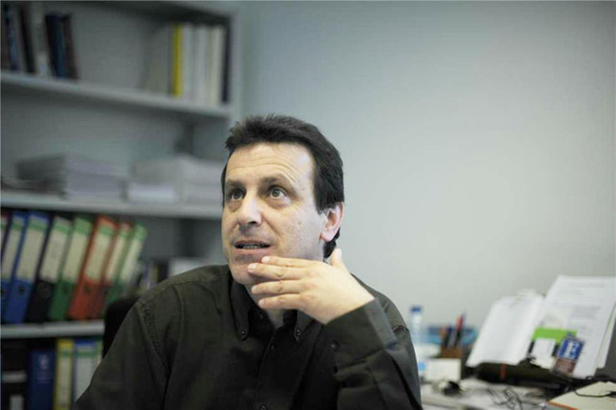 Iñaki García Arrizabalaga, en su despacho de la Universidad de Deusto