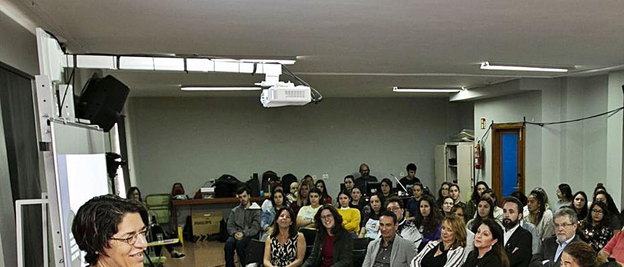 Sylvia Jaén durante un acto de su departamento.