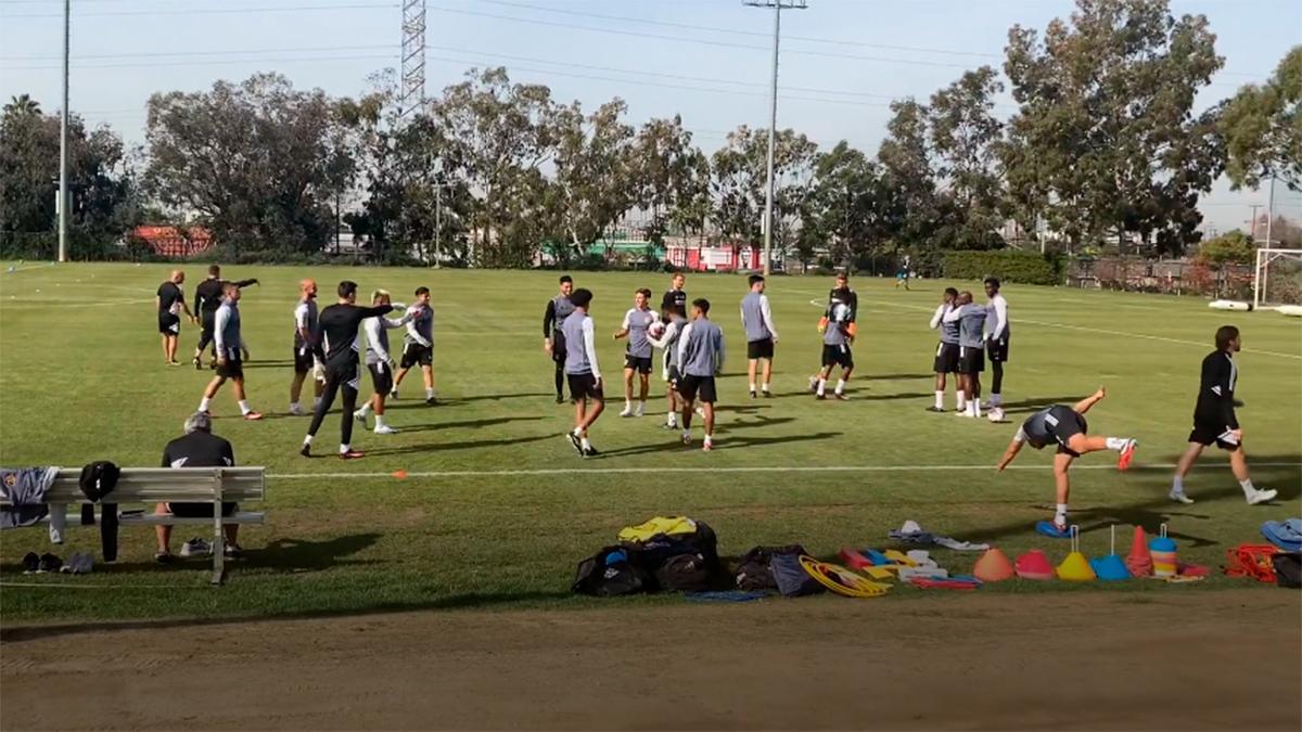 Julián Araujo entrena con LA Galaxy