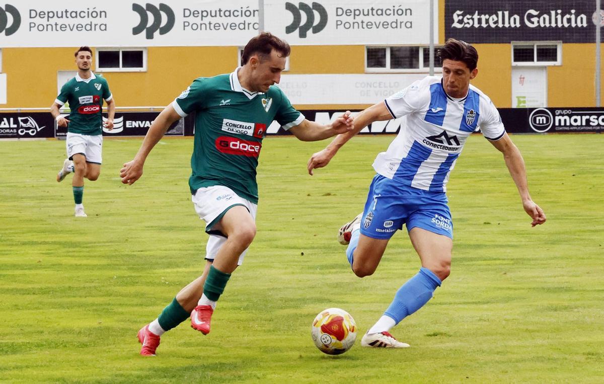 Mateo intenta irse de un jugador del Atlético Baleares en el partido de ayer. | MARTA G. BREA