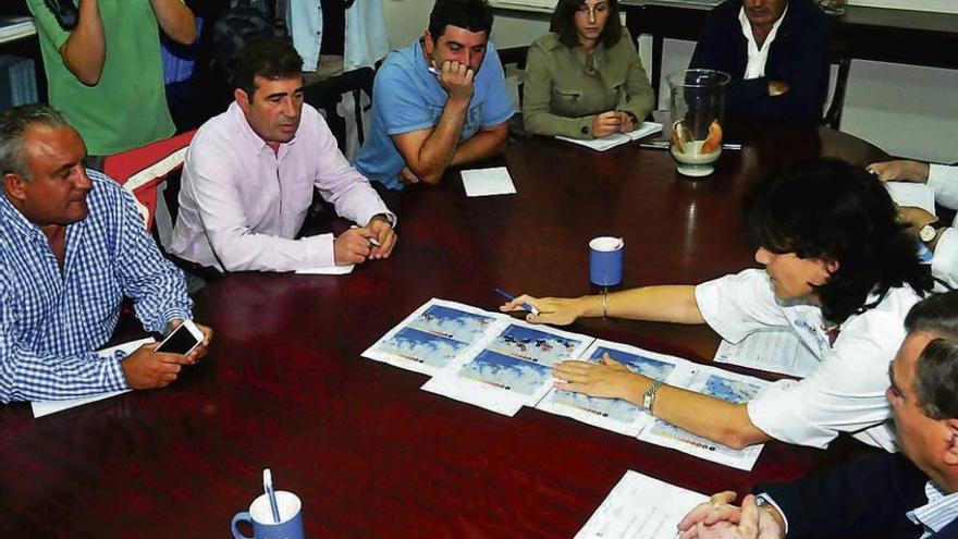 Covadonga Salgado muestra a los líderes bateeiros el estado actual de las biotoxinas.