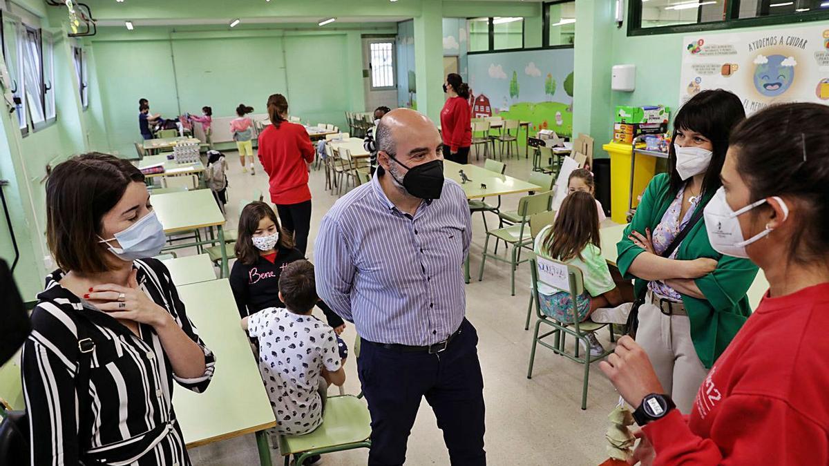 Santos Tejón, durante su visita a las actividades del campamento de verano del “11x12” en el colegio Río Piles, ayer.   Juan Plaza