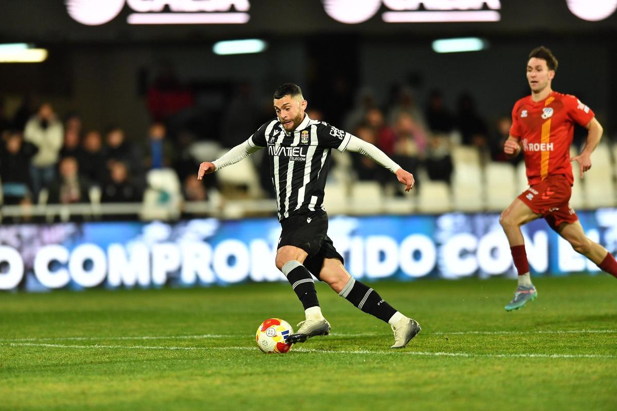 Yanis Rahmani, protagonista con dos goles en su debut, en el momento del primer tanto