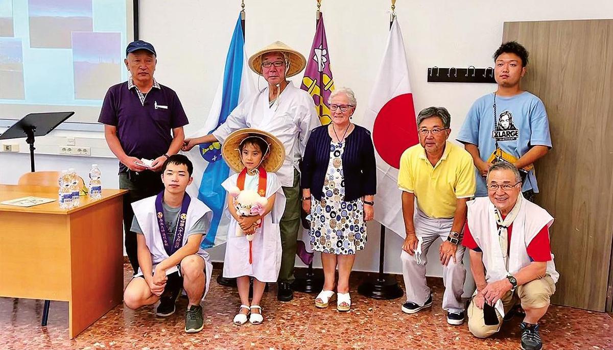 Hirofumi Matsuoka, 4º esquerda, con Blanca Ruzo, quinta, e membros da Asociación Shikoku. Foto: CSC