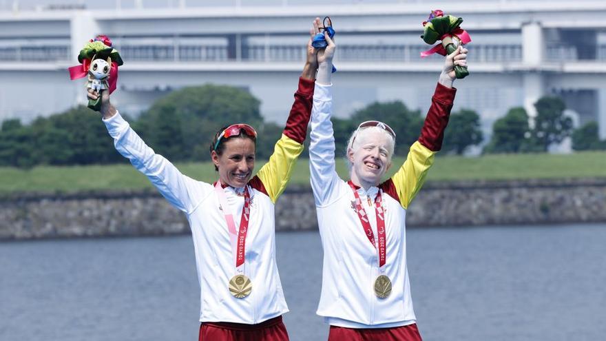 Sara Loehr y Susana Rodríguez, en el podio nada más recibir la medalla de oro que las acredita como campeonas paralímpicas en los Juegos de Tokio.  Atletismo