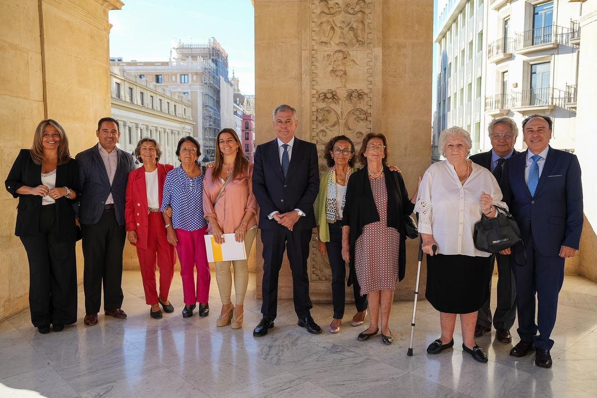 El alcalde José Luis Sanz junto a los descendientes de Joselito El Gallo