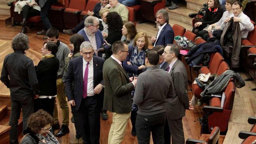 El rector, Santiago García Granda, en el centro, momentos antes del inicio del claustro.