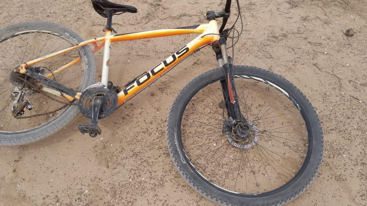 Bicicleta tirada en La Graciosa después del corte hasta llegar a la playa de Las Conchas.