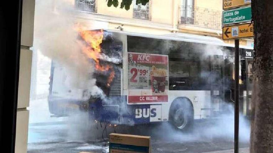 Arde un autobús urbano en Valladolid sin que sufran daños los 45 pasajeros