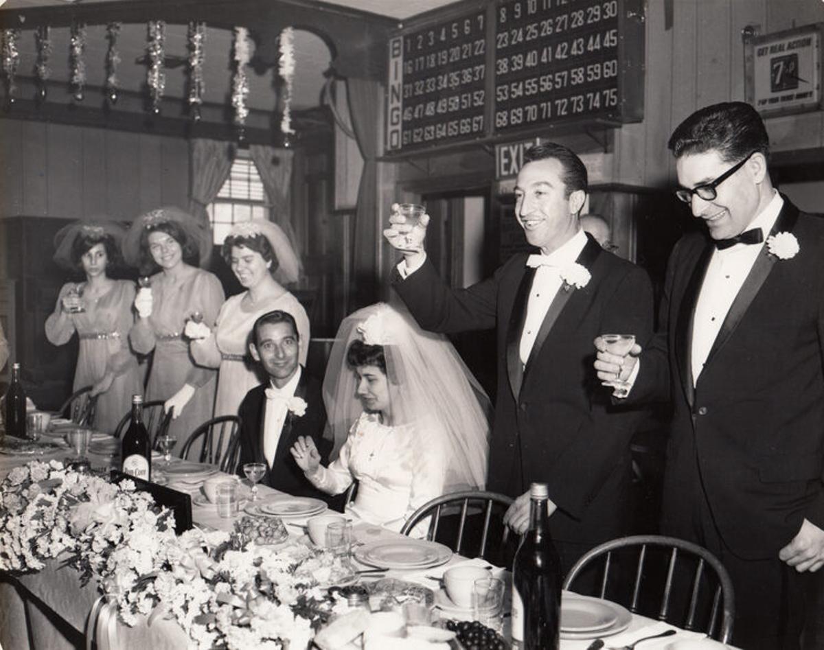 El convit d'una boda de dos emigrants de Murla i de Bellreguard, celebrat a la seu del Club Valencià de New Britain, Connecticut, els anys 60. El club encara funciona.
