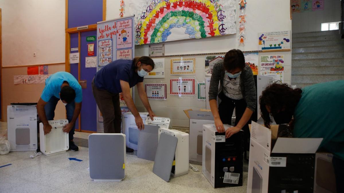 Familias y profesorado del CEIP López Diéguez compran filtros purificadores para las aulas