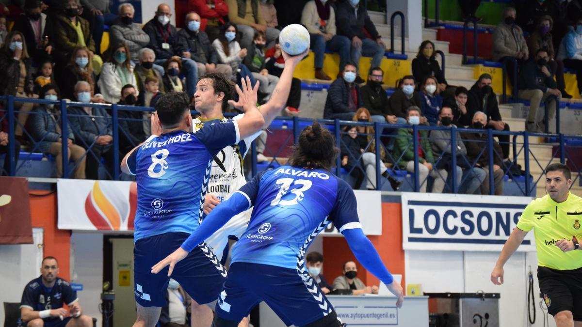 Partido del Benidorm ante el Puente Genil