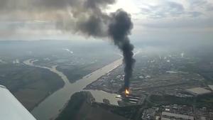 Imágenes aéreas del incendio provocado por una explosión en una planta de Basf.