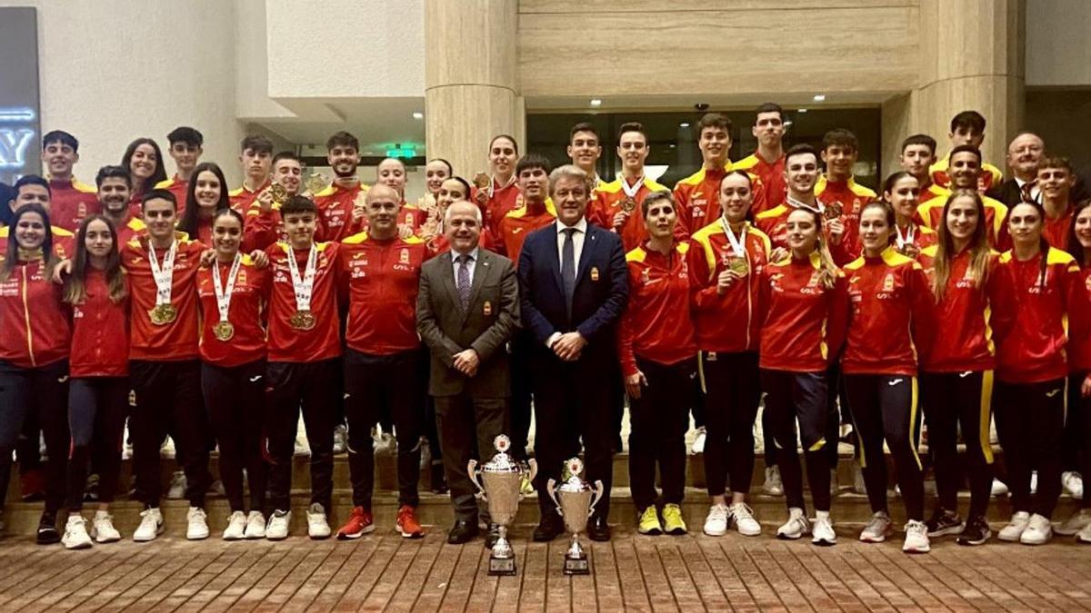 La representación española en el Europeo de kárate posa con los trofeos conquistados.