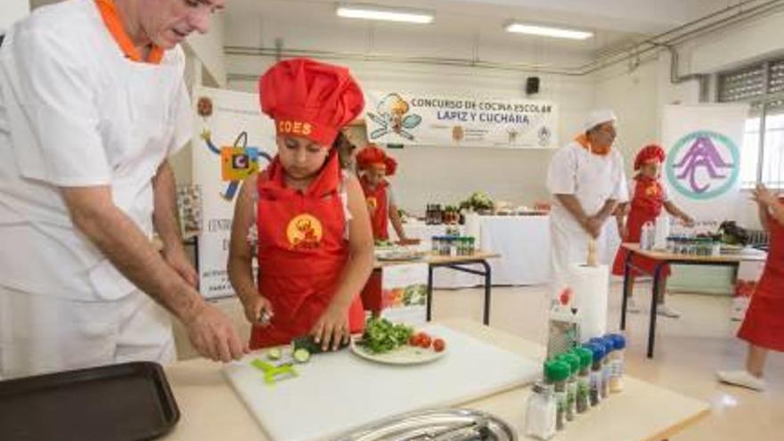 Diversos momentos del concurso culinario «Lápiz y Cuchara», celebrado en el CEIP San Francisco de Asís de Alicante.