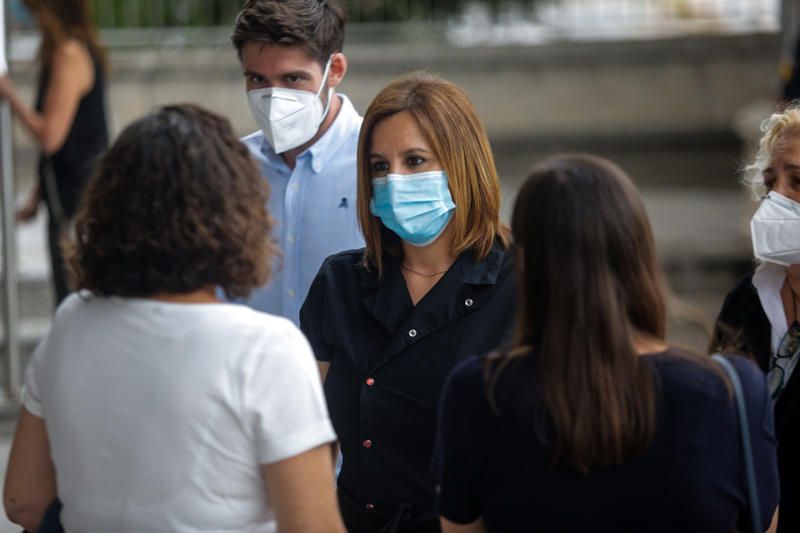 Compañeros y amigos de Ramón Vilar le despiden en el tanatorio de València