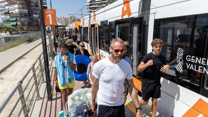 Las paradas del TRAM más cercanas a la playa incrementan en un 36% su número de viajeros