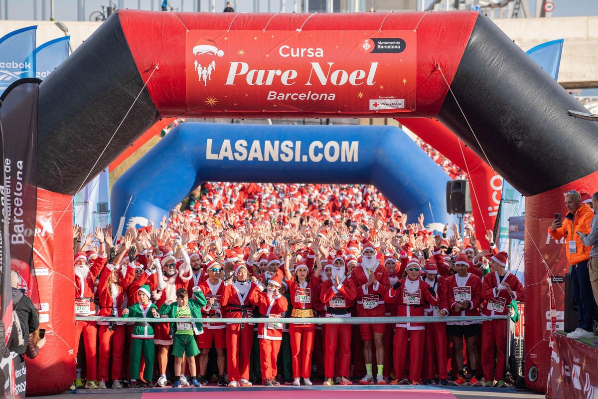 Cientos de Santa Claus corren por Barcelona en la primera Cursa del Pare Noel