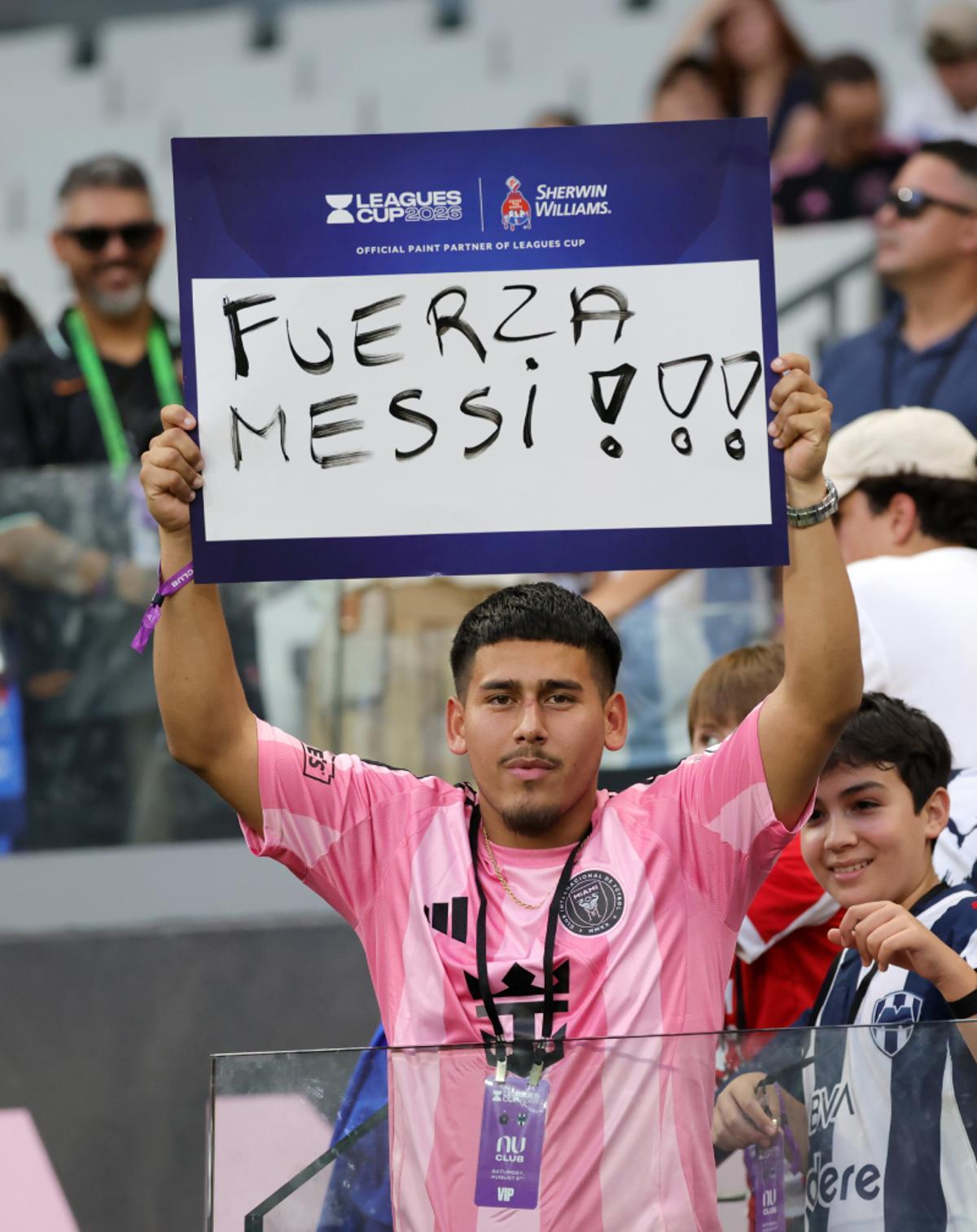 Los aficionados argentinos mandan mucha fuerza y cariño a Messi tras la muerte de su padre
