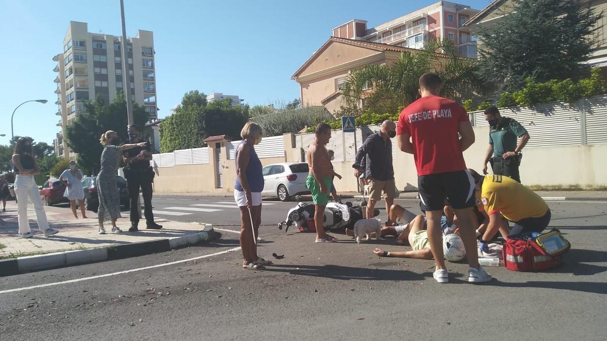 Las víctimas, tendidas en el suelo, tras el impacto contra un coche.